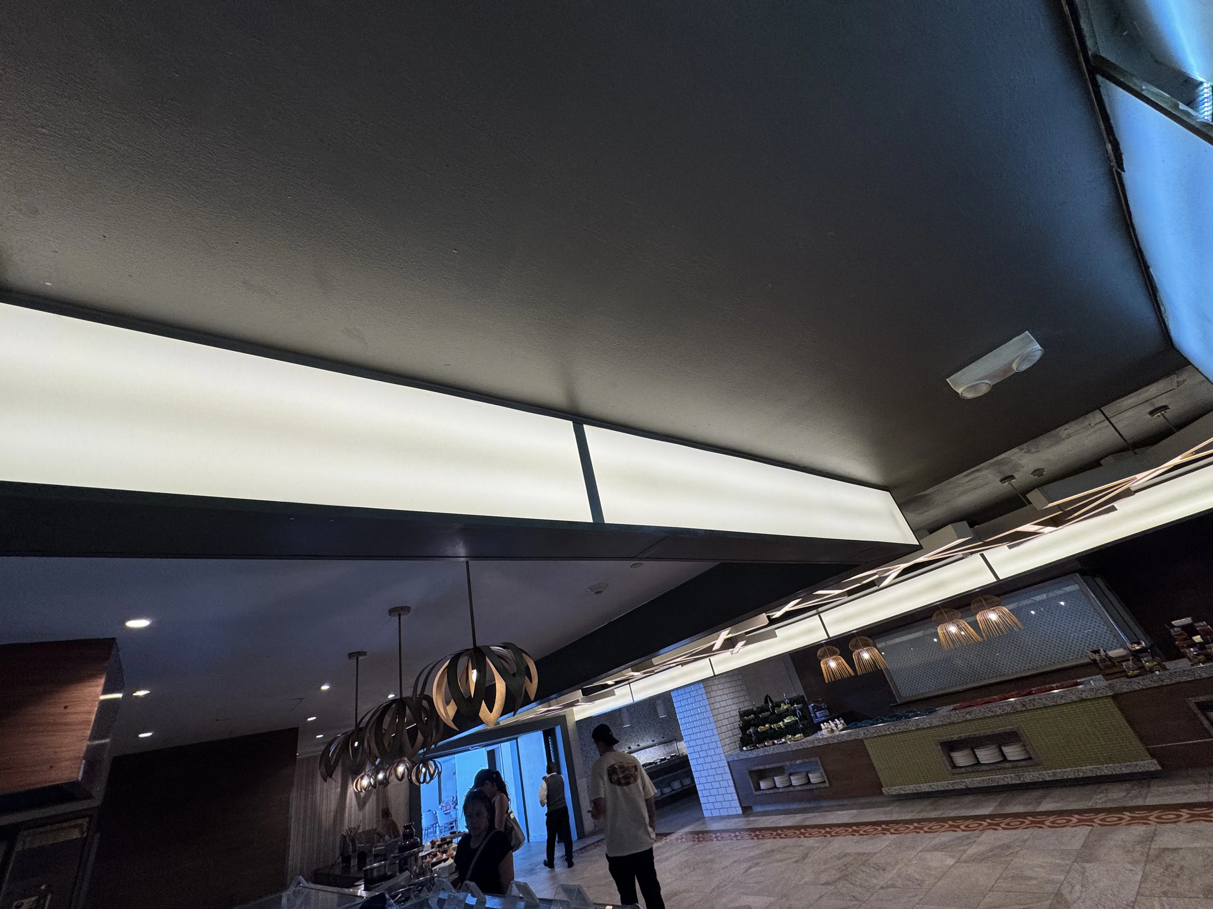 Fabricación e instalación de aluminio, cristales e iluminación