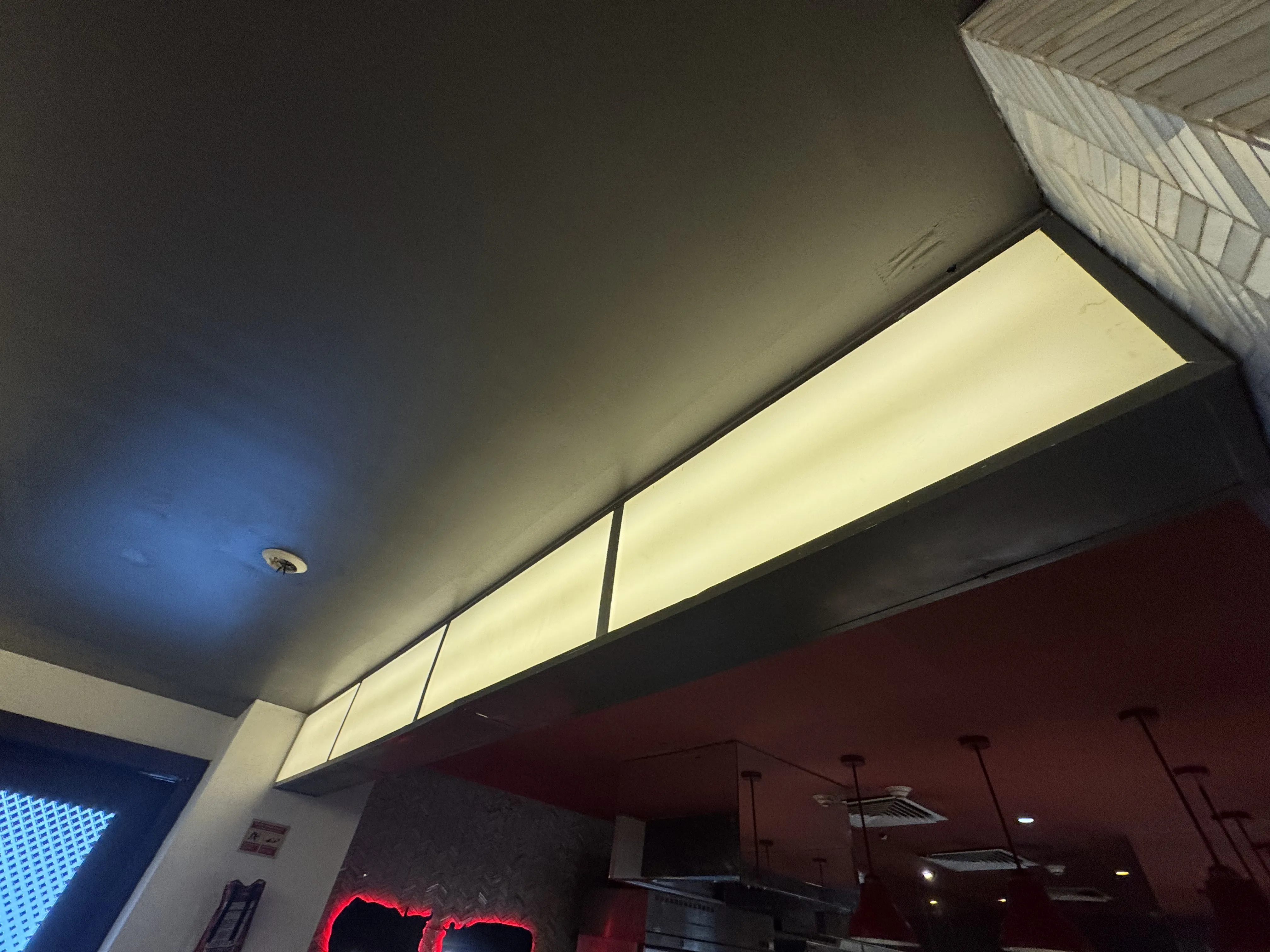 Fabricación e instalación de aluminio, cristales e iluminación